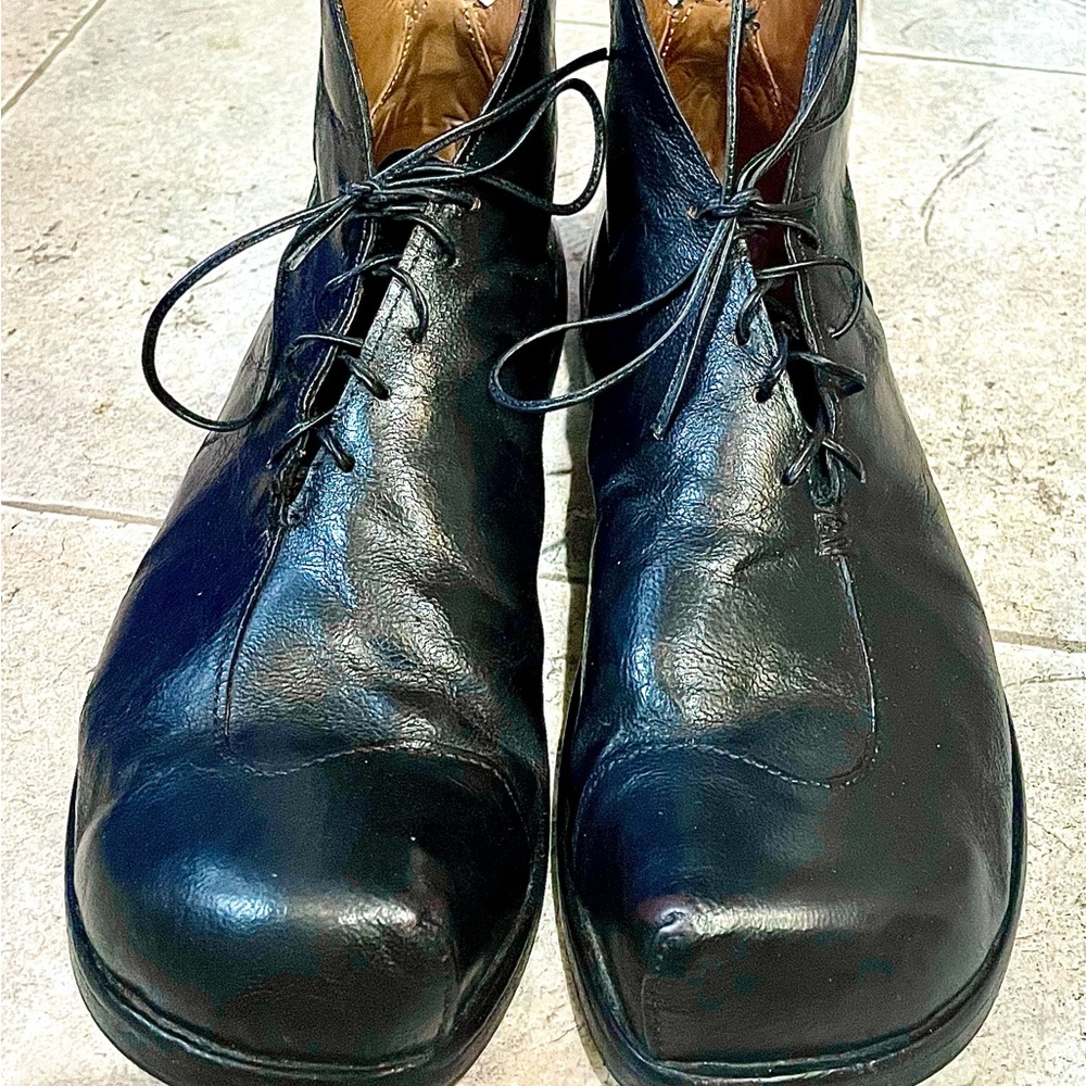 One pair Cydwoq handmade black leather shoes, size 42 1/2 (9).